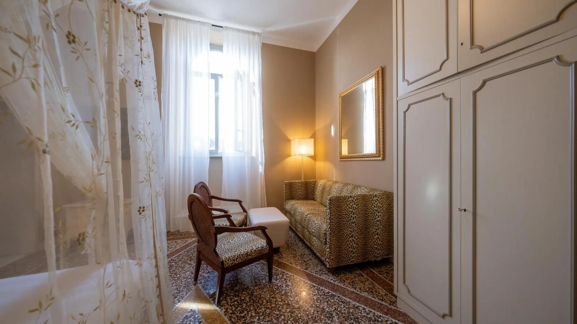 Lungarno Buozzi 7 Apartments بيزا 0*,